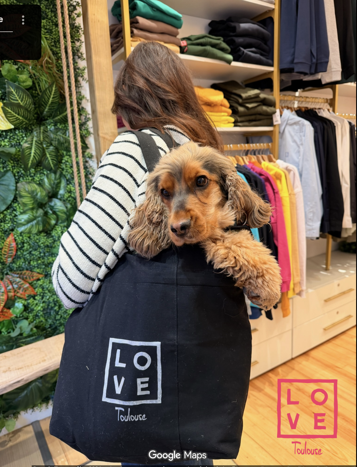 Sac tote LOVE Toulouse noir porté dans la boutique — pièce signature