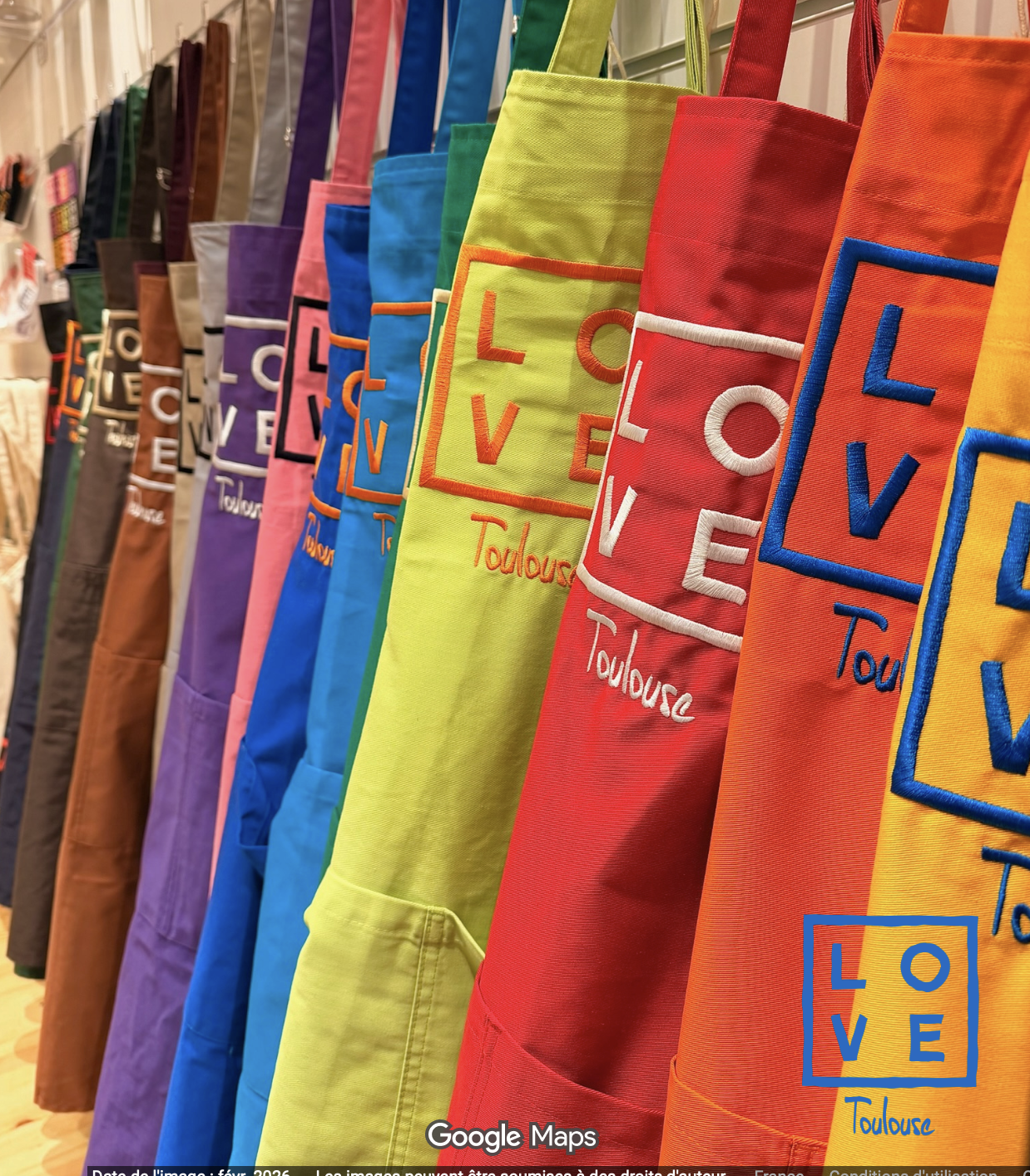 Tabliers brodés arc-en-ciel LOVE Toulouse — accessoires signature de la boutique