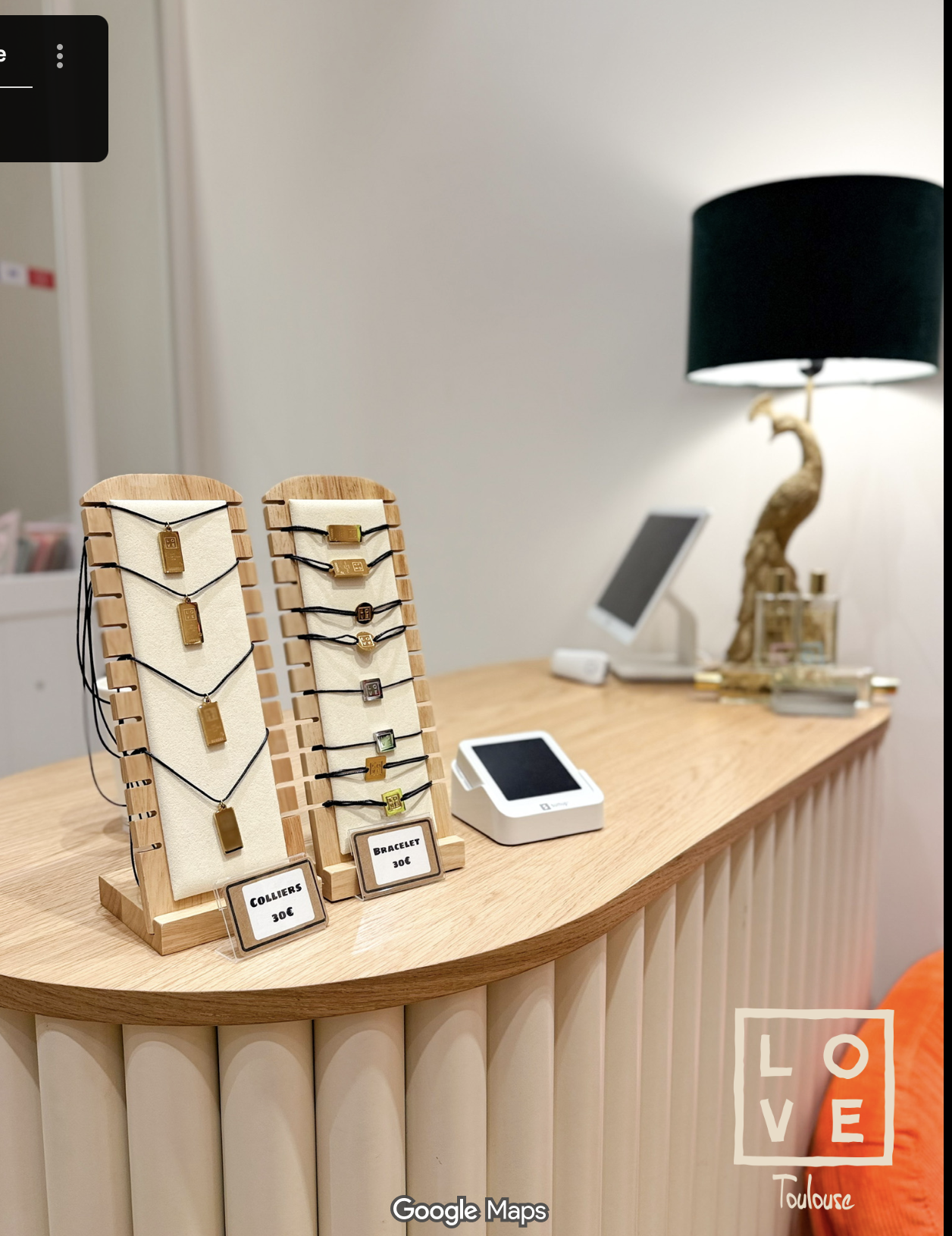 Bijoux et colliers artisanaux sur le comptoir de la boutique LOVE Toulouse