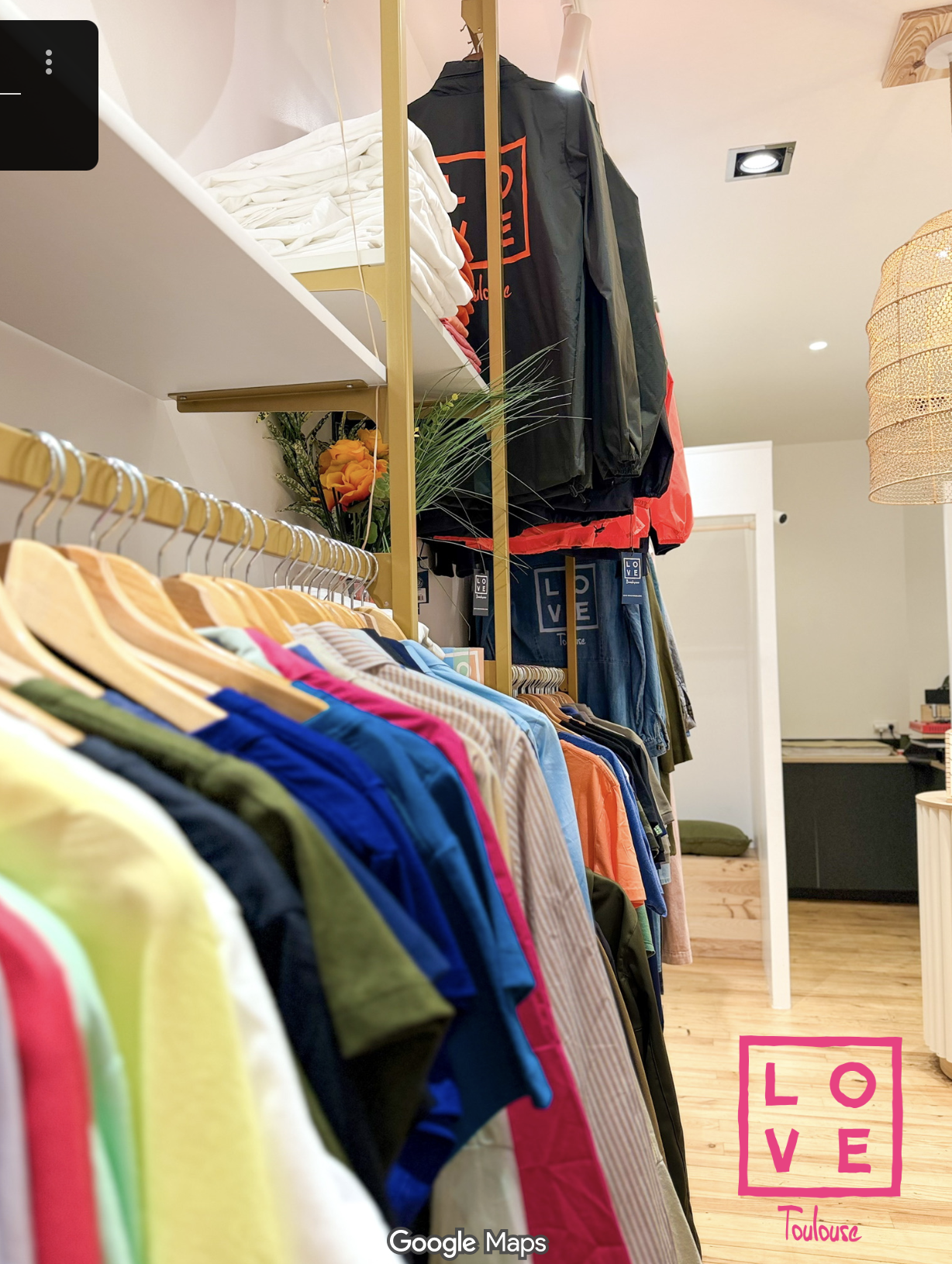 Portants de vêtements colorés dans la boutique LOVE Toulouse — sélection de créateurs